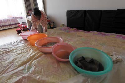 光泽楼上漏水，住户失联，小区没物管，业主维权难！律师来支招……